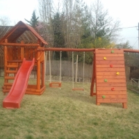 Óriás torony óriás mászófal hosszú rudakkal