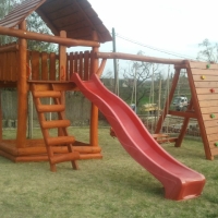 Óriás torony óriás mászófal hosszú rudakkal