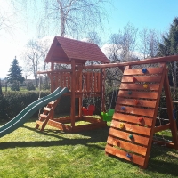 Óriás torony óriás mászófal hosszú rudakkal