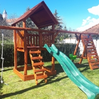 Óriás torony óriás mászófal hosszú rudakkal