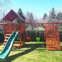 Óriás torony óriás mászófal hosszú rudakkal