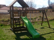 Homokozós nagy torony fatetővel