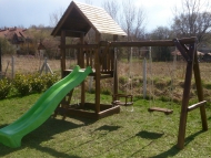 Homokozós nagy torony fatetővel