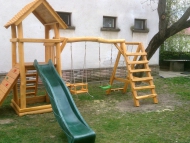 Kis torony fatetővel, mászófallal, homokozóval, hálós mászókával