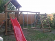 Kis torony nádtővel, mászó fallal, hálós mászókával