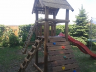 Kis torony nádtővel, mászó fallal, hálós mászókával