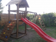 Kis torony nádtővel, mászó fallal, hálós mászókával