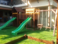 Torony bástyával hintákkal