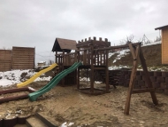 Torony bástyával hintákkal