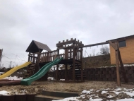 Torony bástyával hintákkal