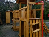 Fatetős kuckós torony és bástya, híddal összekötve, tűzoltórúddal, mászó fallal, mászó hálóval