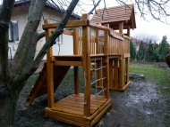 Fatetős kuckós torony és bástya, híddal összekötve, tűzoltórúddal, mászó fallal, mászó hálóval