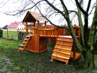 Fatetős kuckós torony és bástya, híddal összekötve, tűzoltórúddal, mászó fallal, mászó hálóval