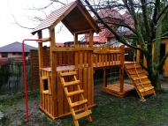 Fatetős kuckós torony és bástya, híddal összekötve, tűzoltórúddal, mászó fallal, mászó hálóval