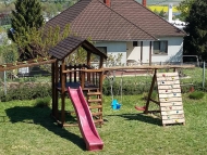 Óriás torony, óriás mászófallal lajhármászóval