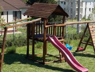 Óriás torony, óriás mászófallal lajhármászóval