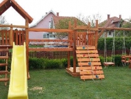 Nagytorony bástyával, mászófallal, láncos híddal