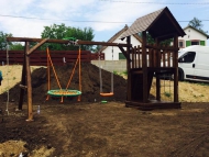 FA TETŐS NAGY TORONY HOMOKOZÓ TETŐVEL HOSSZÚ RÚDDAL FÉSZEKHINTÁVAL éS  PLUSZ 1 JÁTÉKKAL