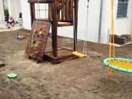 FA TETŐS NAGY TORONY HOMOKOZÓ TETŐVEL HOSSZÚ RÚDDAL FÉSZEKHINTÁVAL éS  PLUSZ 1 JÁTÉKKAL