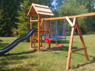 Kis torony rönkfából hosszú felső rúddal és plusz játékkal