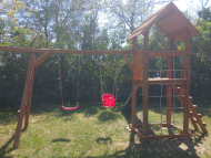 Kis torony rönkfából hosszú felső rúddal és plusz játékkal