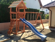 Kis torony rönkfából hosszú felső rúddal és plusz játékkal