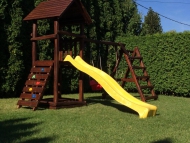 Kis torony fatővel, mászó fallal, hálós mászókával homokozóval