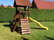 Kis torony fatővel, mászó fallal, hálós mászókával homokozóval