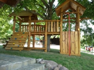 Fa köré épített dupla tornyú játszó birodalom