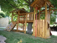 Fa köré épített dupla tornyú játszó birodalom