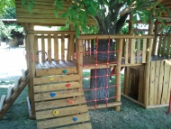 Fa köré épített dupla tornyú játszó birodalom