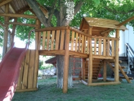 Fa köré épített dupla tornyú játszó birodalom