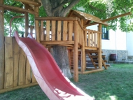 Fa köré épített dupla tornyú játszó birodalom