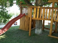 Fa köré épített dupla tornyú játszó birodalom