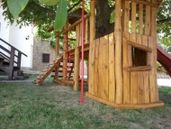 Fa köré épített dupla tornyú játszó birodalom