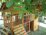 Fa köré épített dupla tornyú játszó birodalom