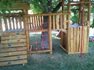 Fa köré épített dupla tornyú játszó birodalom