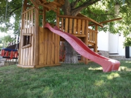 Fa köré épített dupla tornyú játszó birodalom