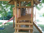 Fa köré épített dupla tornyú játszó birodalom