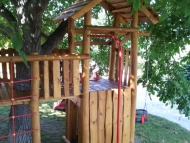 Fa köré épített dupla tornyú játszó birodalom