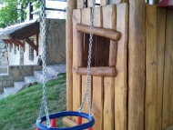 Fa köré épített dupla tornyú játszó birodalom