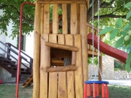 Fa köré épített dupla tornyú játszó birodalom