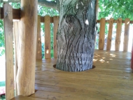 Fa köré épített dupla tornyú játszó birodalom