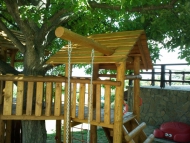 Fa köré épített dupla tornyú játszó birodalom