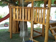 Fa köré épített dupla tornyú játszó birodalom