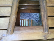 Fa köré épített dupla tornyú játszó birodalom