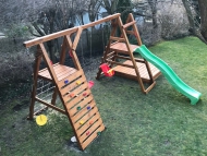 Dupla mászóka, óriás lábakon hosszú rúddal, homokozóval és rá  tetővel