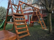 Dupla mászóka, óriás lábakon hosszú rúddal, homokozóval és rá  tetővel