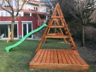 Dupla mászóka, óriás lábakon hosszú rúddal, homokozóval és rá  tetővel