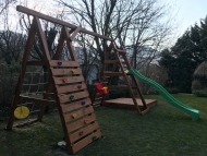 Dupla mászóka, óriás lábakon hosszú rúddal, homokozóval és rá  tetővel